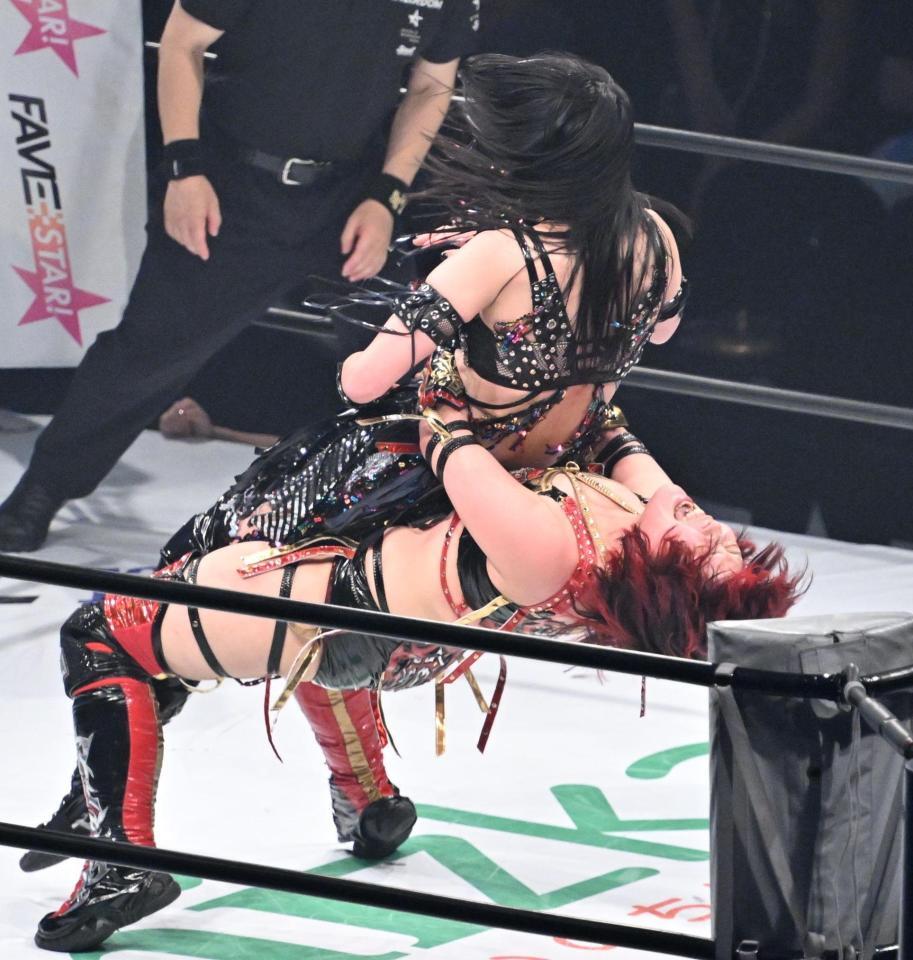上谷沙弥（上）を攻める林下詩美＝代々木競技場・第二体育館