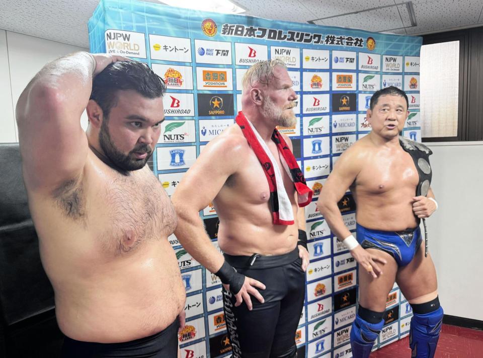 永田裕志（右）、特別参戦したジョシュ・バーネット（中央）とトリオで戦い、刺激を受けたウルフアロン