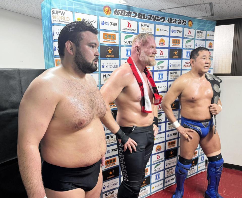 永田裕志（右）、特別参戦したジョシュ・バーネット（中央）とトリオで戦い、刺激を受けたウルフアロン