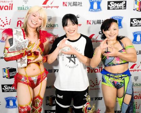 バックステージで笑顔の（左から）羽南、浜辺纏、飯田沙耶