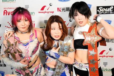 アーティスト王座を防衛した（左から）壮麗亜美、妃南、レディ・Ｃ＝代々木第二体育館