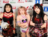 バックステージで息巻く（左から）古沢稀杏、梨杏、伊藤麻希