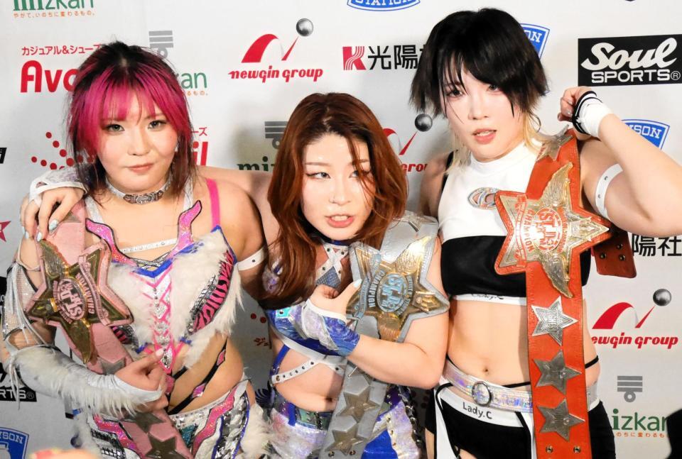 アーティスト王座を防衛した（左から）壮麗亜美、妃南、レディ・Ｃ＝代々木第二体育館