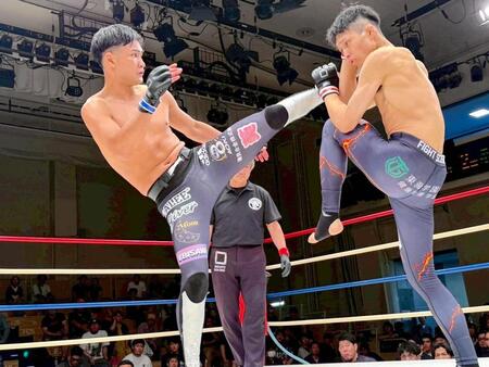 イモトにキックを放つ笠原弘希（提供写真）