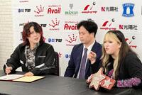 スターダム入団発表会見の場で、ワールド王者・鈴季すず（右）から挑戦者として指名され驚く林下詩美（左）。中央は岡田太郎社長