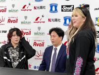 スターダム入団発表会見の場で、ワールド王者・鈴季すず（右）から挑戦者として指名され驚く林下詩美（左）。中央は岡田太郎社長