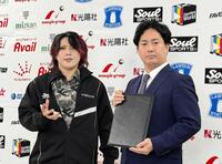 スターダム再入団が正式発表された林下詩美（左）と岡田太郎社長