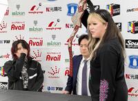 スターダム入団発表会見の場で、ワールド王者・鈴季すず（右）から挑戦者として指名され驚く林下詩美（左）