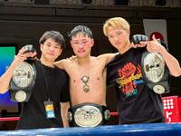 ４階級制覇を果たし３兄弟で記念撮影に臨む笠原弘希（中央）、弟の直希（左）と友希（提供写真）