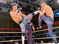 イモトにキックを放つ笠原弘希（提供写真）