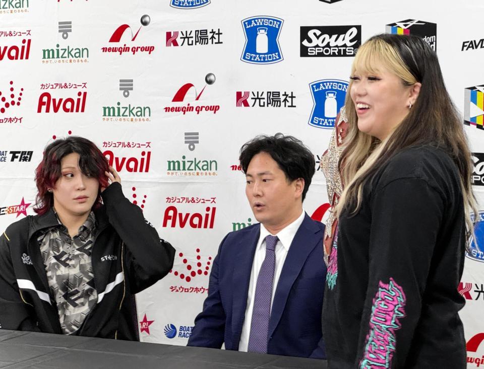 スターダム入団発表会見の場で、ワールド王者・鈴季すず（右）から挑戦者として指名され驚く林下詩美（左）。中央は岡田太郎社長