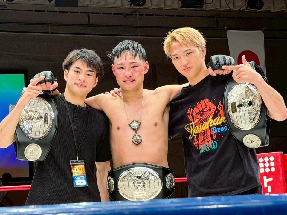 ４階級制覇を果たし３兄弟で記念撮影に臨む笠原弘希（中央）、弟の直希（左）と友希（提供写真）