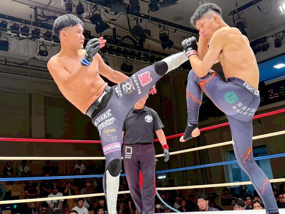 イモトにキックを放つ笠原弘希（提供写真）