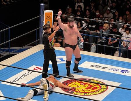 ＹＯＳＨＩ-ＨＡＳＨＩ（手前）との真っ向勝負の激闘を制し、Ｇ１初出場を決めたウルフアロン
