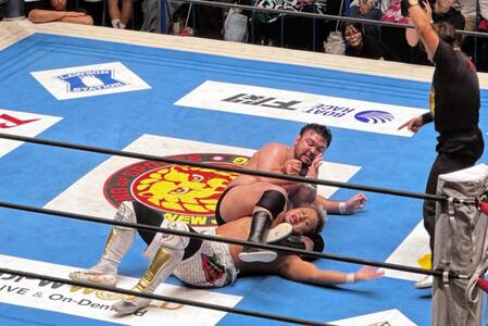 ＹＯＳＨＩ-ＨＡＳＨＩ（手前）を逆三角絞めで絞め落とし、Ｇ１初出場を決めたウルフアロン
