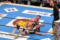 ＹＯＳＨＩ-ＨＡＳＨＩ（手前）を逆三角絞めで絞め落とし、Ｇ１初出場を決めたウルフアロン