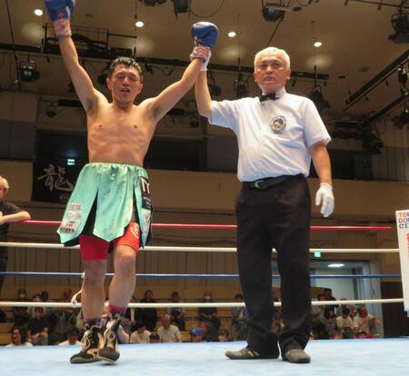 勝利を喜ぶ野口貴彦（左）