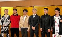 会見に出席したＲＩＺＩＮの榊原信行ＣＥＯ（左から３人目）