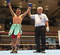 勝利を喜ぶ野口貴彦（左）