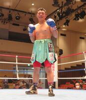 勝利を喜ぶ野口貴彦