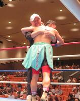 ジムの関係者と勝利を喜び合う野口貴彦