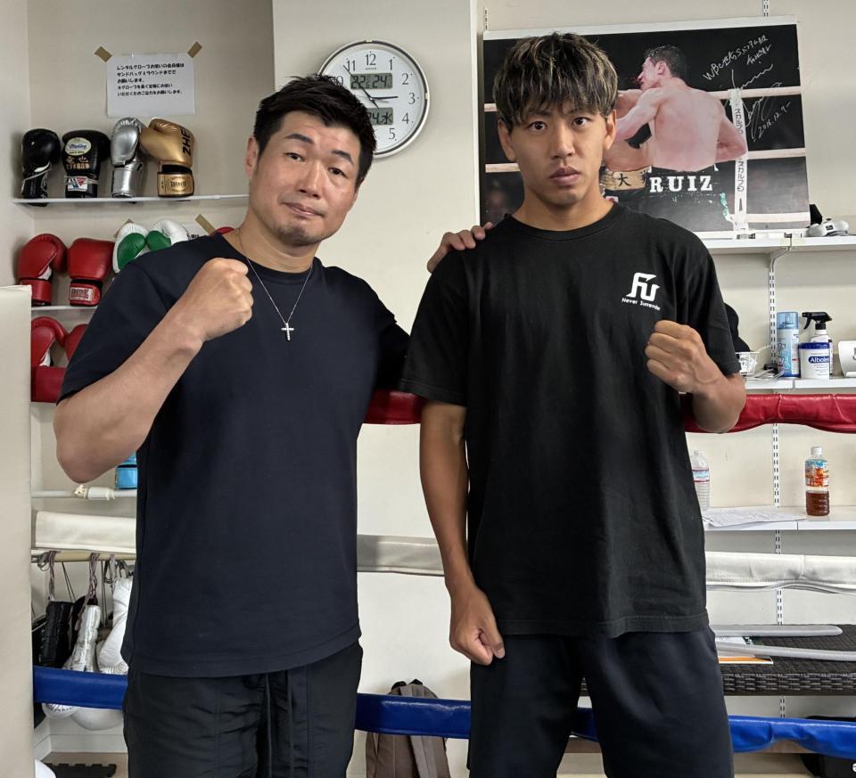 試合への意気込みを語った長谷川穂積会長（左）と村田昴