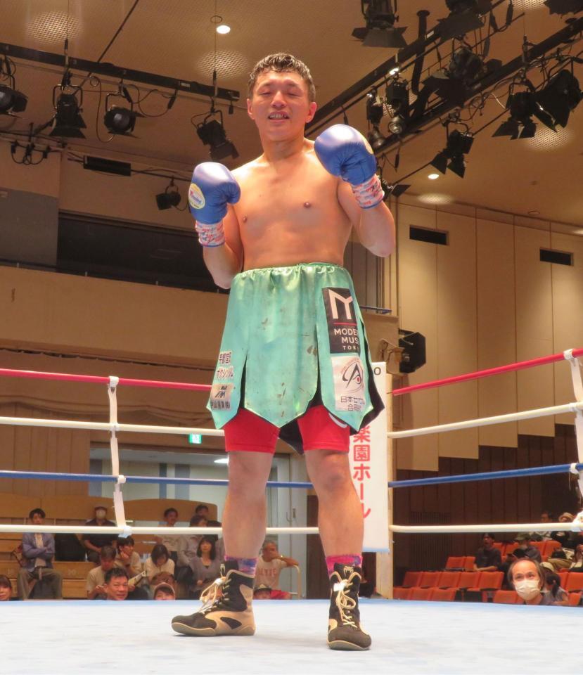勝利を喜ぶ野口貴彦