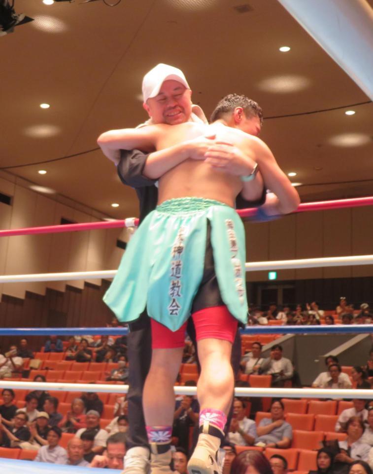 ジムの関係者と勝利を喜び合う野口貴彦