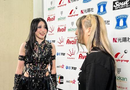 自身の誤爆で敗れた上谷沙弥（左）は、バックステージで渡辺桃とつかみ合いながら激しい口論を繰り広げた