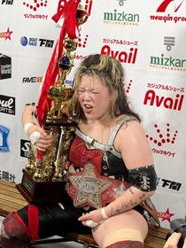林下詩美を撃破し、ワールド王座を初防衛した鈴季すず