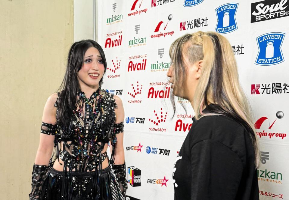 自身の誤爆で敗れた上谷沙弥（左）は、バックステージで渡辺桃とつかみ合いながら激しい口論を繰り広げた