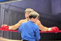 レフェリーストップによるＴＫＯ負けを喫し、呆然とする赤井英五郎