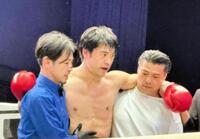 ＴＫＯ負けを喫し、肩を借りてコーナーに戻る赤井英五郎（中央）