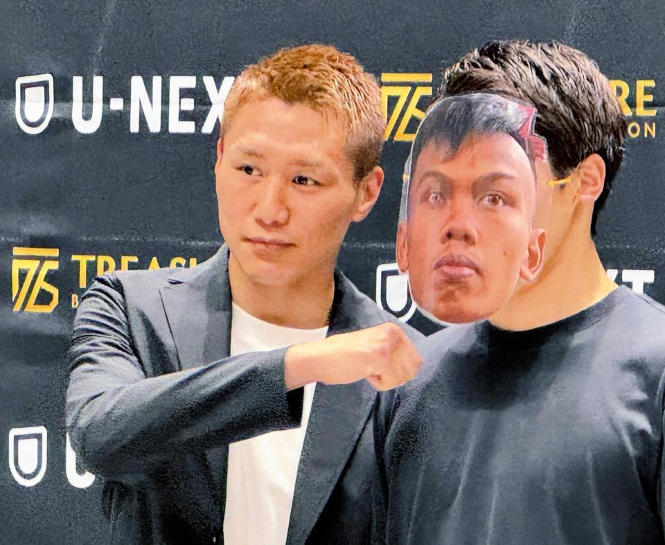 　持参した次戦相手サンティシマの顔写真のお面をかぶってもらい、闘志を込める小国以載