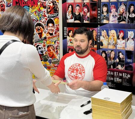 サイン会でファン１人１人と交流するウルフアロン