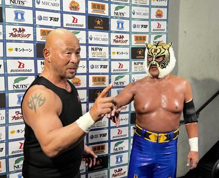 引退前日に邪道（左）とタッグを組んだタイガーマスク