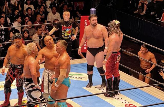 ８人タッグマッチで勝利後、ＩＷＧＰヘビー級王者・辻陽太（リング上右端）から挑発されるウルフアロン