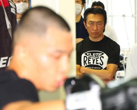 練習を公開した増田陸（手前）を視察する比嘉大吾陣営の関係者（撮影・石井剣太郎）