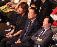 観戦する原辰徳氏＝後楽園ホール