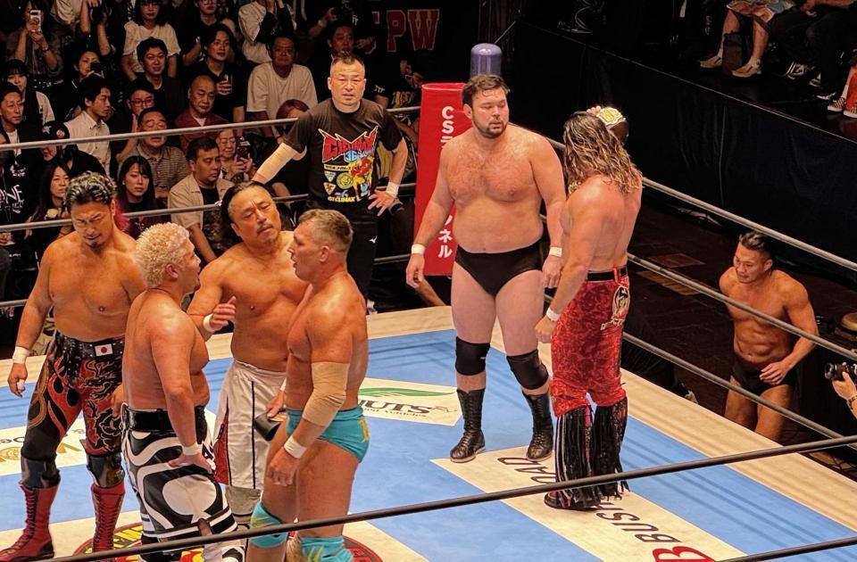 ８人タッグマッチで勝利後、ＩＷＧＰヘビー級王者・辻陽太（リング上右端）から挑発されるウルフアロン