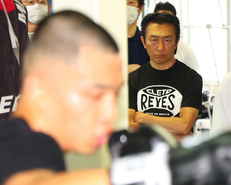 練習を公開した増田陸（手前）を視察する比嘉大吾陣営の関係者（撮影・石井剣太郎）