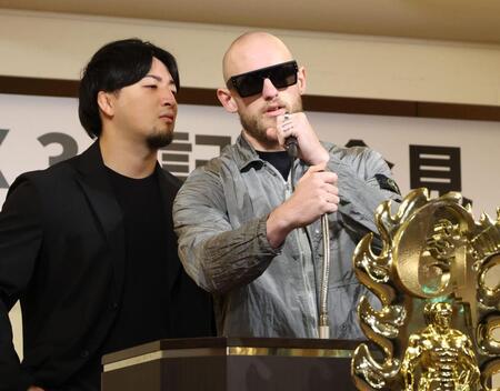 会見に欠席のはずが成田蓮のスピーチに際に乱入しマイクを奪うゲイブ・キッド（撮影・金田祐二）