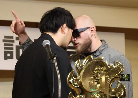 会見に欠席のはずが成田蓮（左）のスピーチに際に乱入したゲイブ・キッド（撮影・金田祐二）