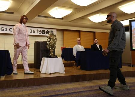 ゲイブ・キッドに水を掛けられ怒り心頭の海野翔太（撮影・金田祐二）