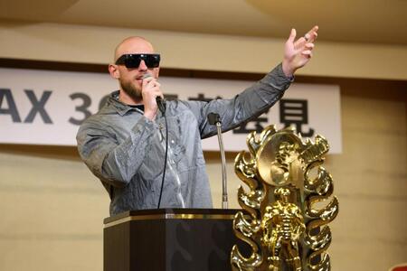 会見に欠席のはずが乱入し演説するゲイブ・キッド（撮影・金田祐二）