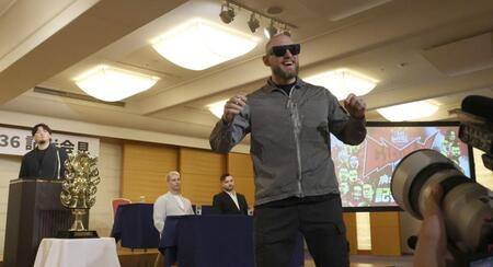 会見に欠席のはずが成田蓮のスピーチに際に乱入したゲイブ・キッド（撮影・金田祐二）