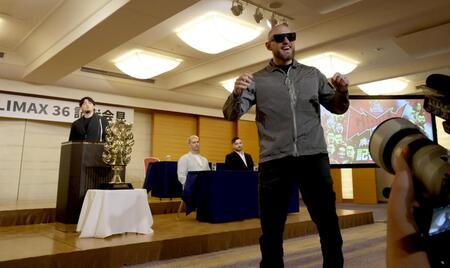 会見に欠席のはずが成田蓮のスピーチに際に乱入したゲイブ・キッド（撮影・金田祐二）