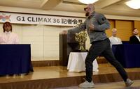 海野翔太に水を掛けるゲイブ・キッド（撮影・金田祐二）