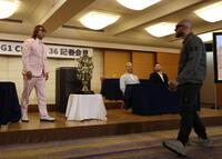 ゲイブ・キッドに水を掛けられ怒り心頭の海野翔太（撮影・金田祐二）