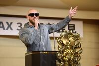 会見に欠席のはずが乱入し演説するゲイブ・キッド（撮影・金田祐二）